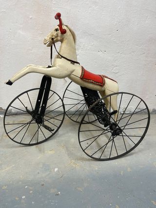 Triciclo antiguo de madera