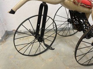 Triciclo antiguo de madera