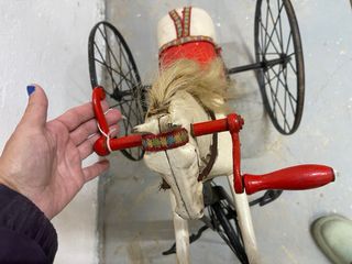 Triciclo antiguo de madera