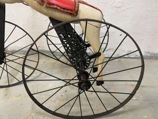 Triciclo antiguo de madera