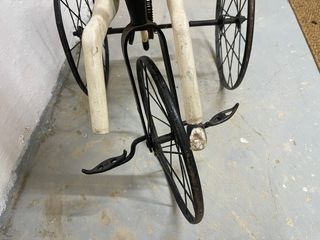 Triciclo antiguo de madera