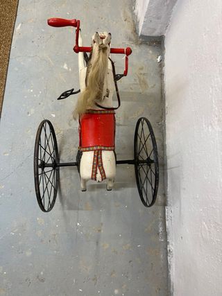 Triciclo antiguo de madera