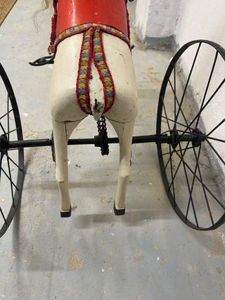 Triciclo antiguo de madera