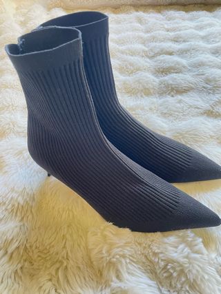 Botín calcetín tacón Zara negro.