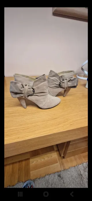 Botines beige con lazo y hebilla