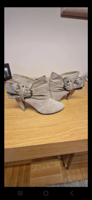 Botines beige con lazo y hebilla