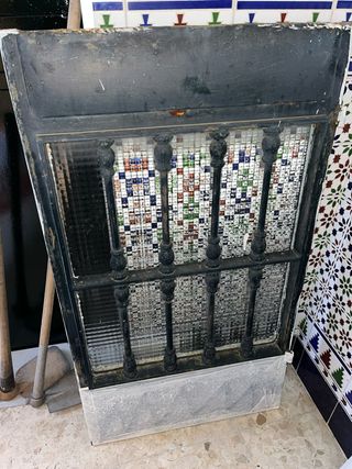 Puerta de hierro con reja y cristal