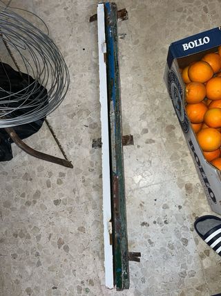 Puerta de hierro con reja y cristal