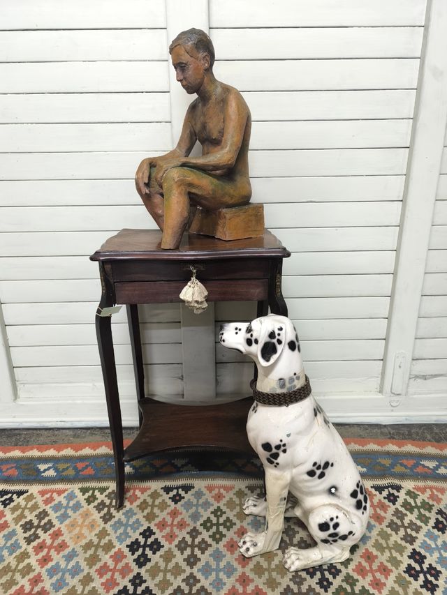 Escultura de hombre firmada.