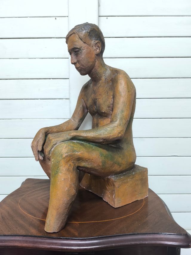 Escultura de hombre firmada.