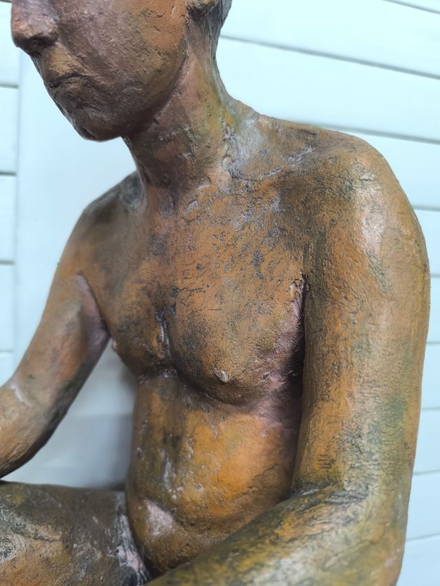 Escultura de hombre firmada.