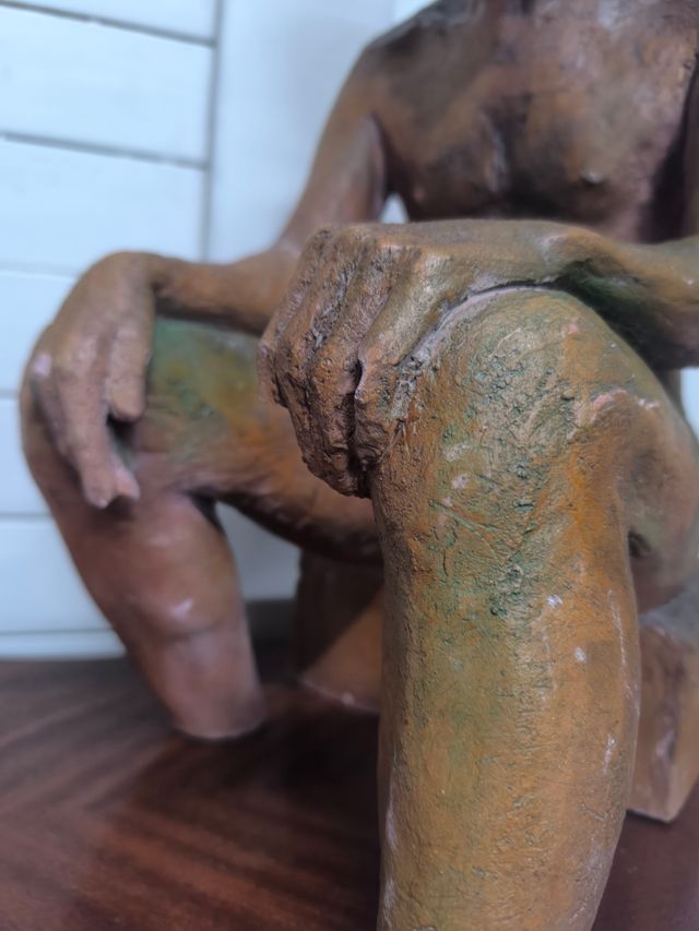 Escultura de hombre firmada.
