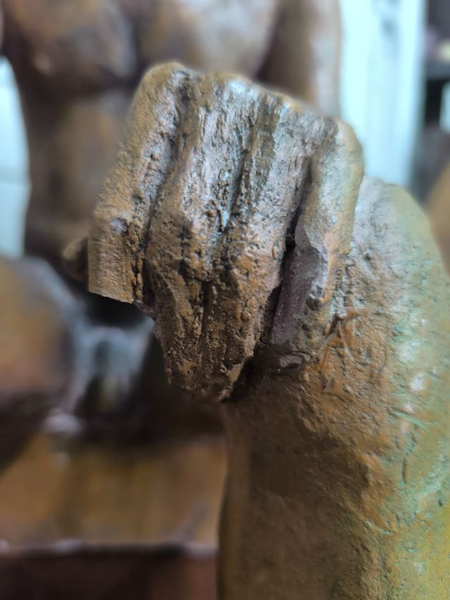 Escultura de hombre firmada.