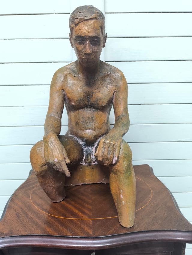 Escultura de hombre firmada.