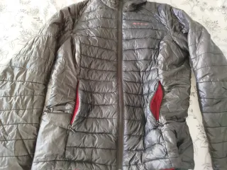 Abrigo Quechua Negro y Rojo