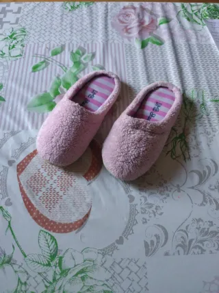 Zapatillas de casa talla 29.