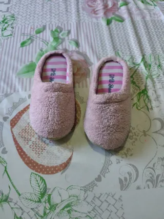 Zapatillas de casa talla 29.