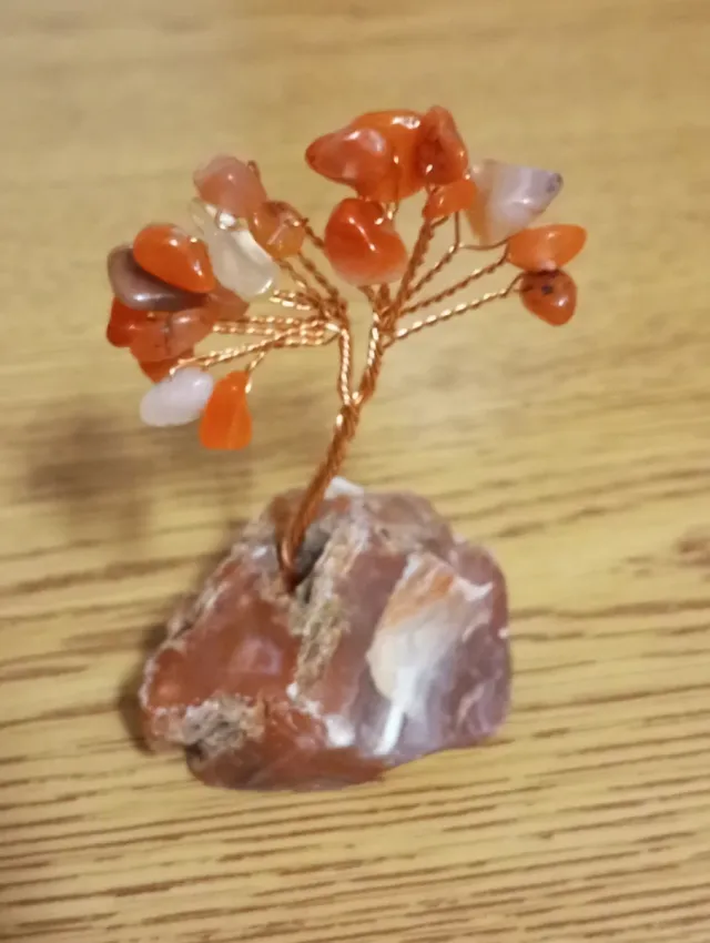 Albero di cornalina e metallo