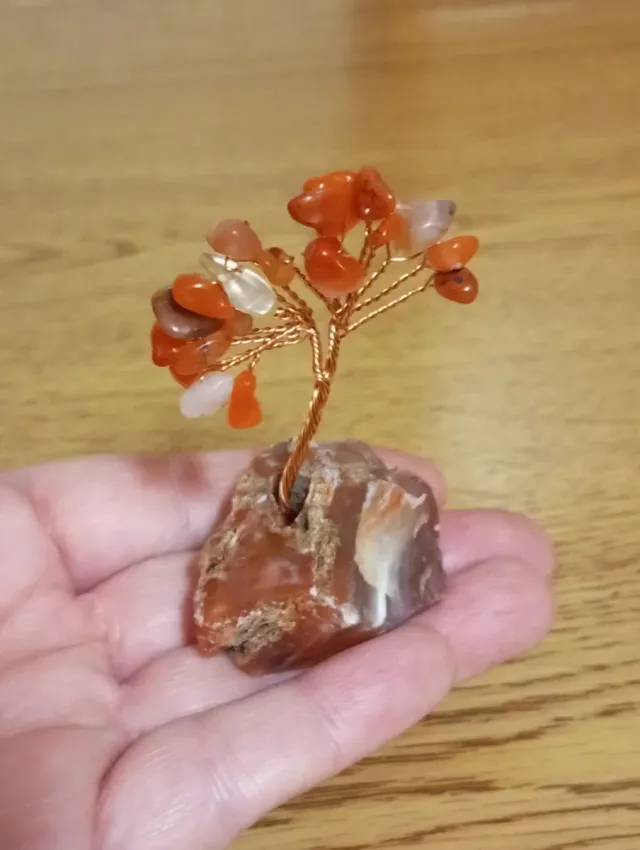 Albero di cornalina e metallo