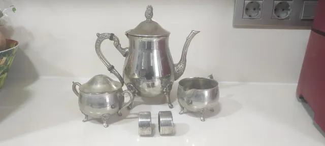 Lote plata: tetera, azucarero, lechera y 2 serv