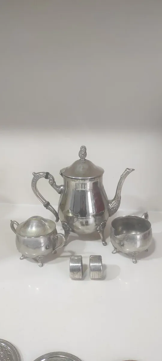 Lote plata: tetera, azucarero, lechera y 2 serv