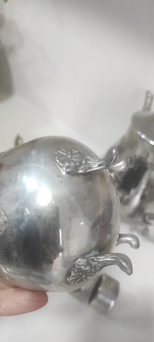 Lote plata: tetera, azucarero, lechera y 2 serv