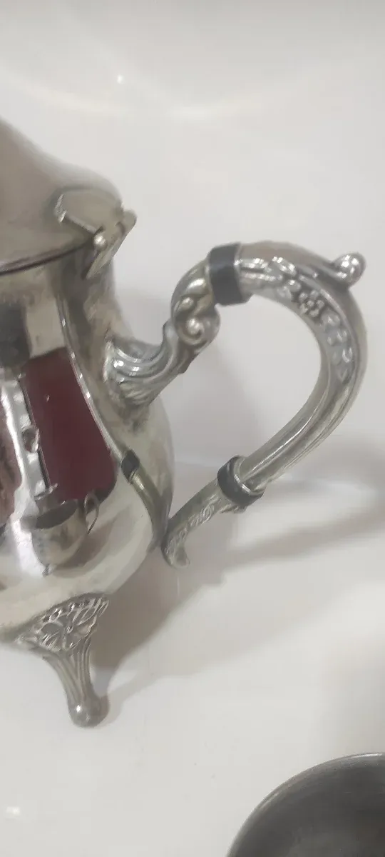 Lote plata: tetera, azucarero, lechera y 2 serv