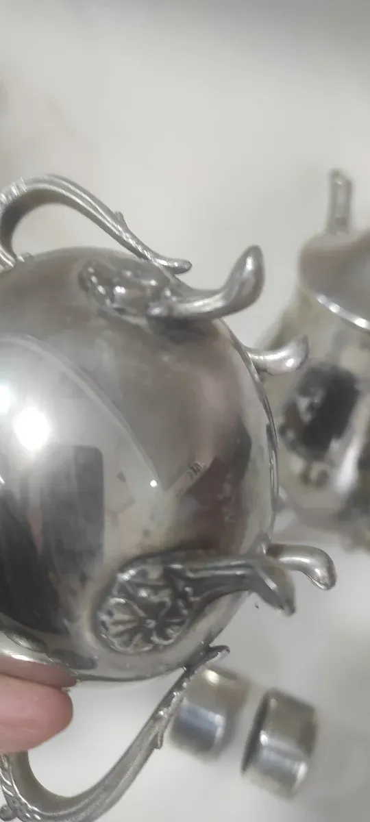 Lote plata: tetera, azucarero, lechera y 2 serv