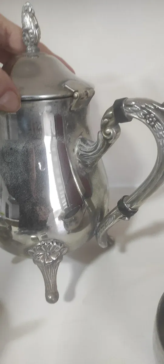 Lote plata: tetera, azucarero, lechera y 2 serv