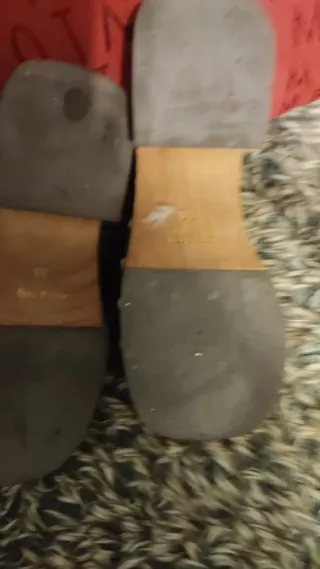 Zuecos de piel marrones