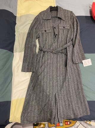 Vestido largo gris con cinturón