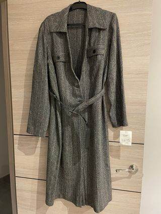 Vestido largo gris con cinturón