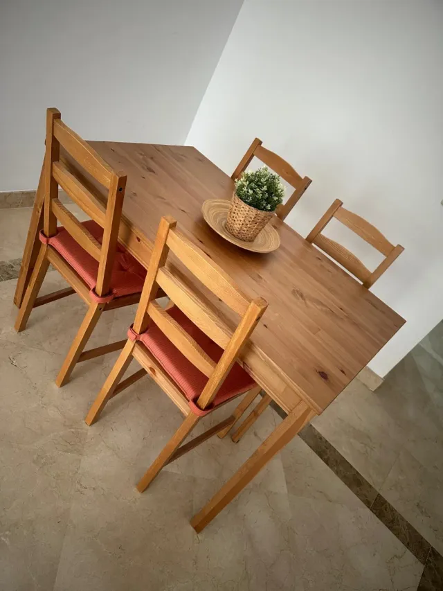 Tavolo da pranzo e 4 sedie in legno