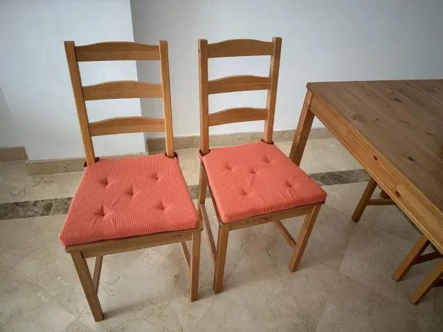 Tavolo da pranzo e 4 sedie in legno