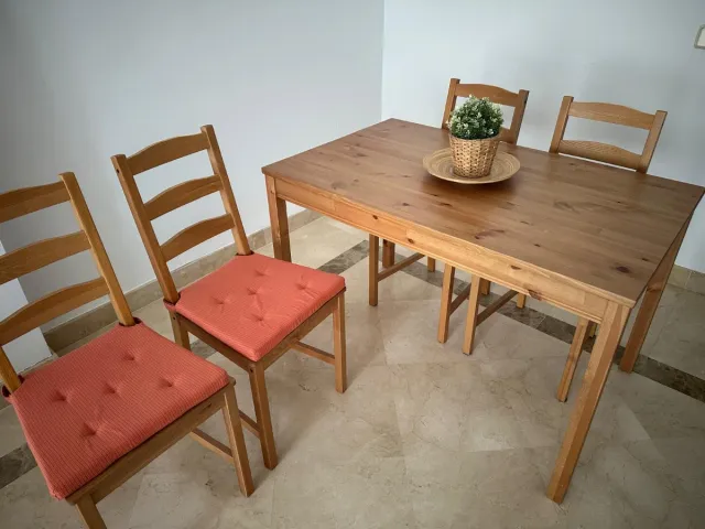 Tavolo da pranzo e 4 sedie in legno