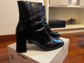 Stivali neri in pelle con tacco