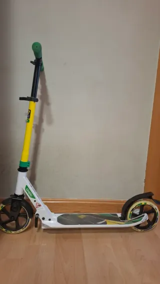 Patinete Oxelo blanco y amarillo