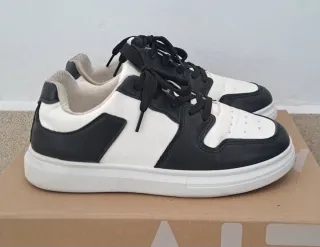 Zapatillas deportivas negras y blancas