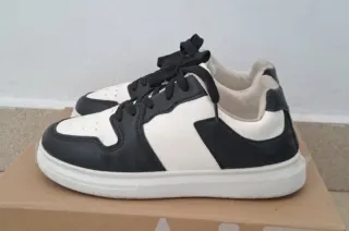 Zapatillas deportivas negras y blancas