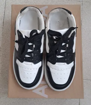 Zapatillas deportivas negras y blancas