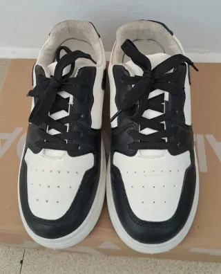 Zapatillas deportivas negras y blancas