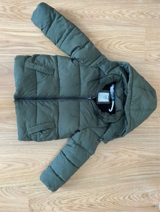 Abrigo acolchado verde y 6 pantalones chándal
