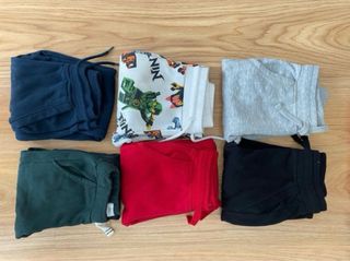 Abrigo acolchado verde y 6 pantalones chándal