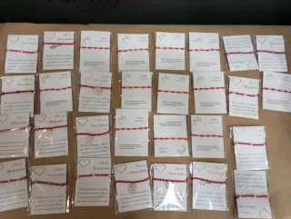 Lote 30 pulseras hilo rojo, algunas con medalla