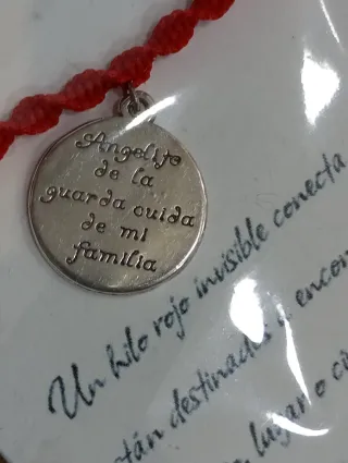 Lote 30 pulseras hilo rojo, algunas con medalla