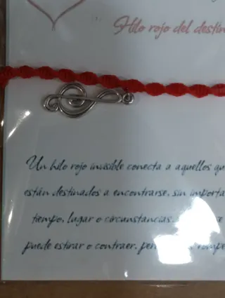 Lote 30 pulseras hilo rojo, algunas con medalla