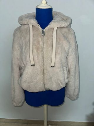 Cazadora cropped pelo capucha beige T. S