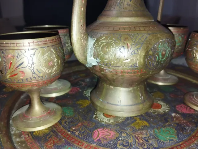 Juego de copas y jarra de latón