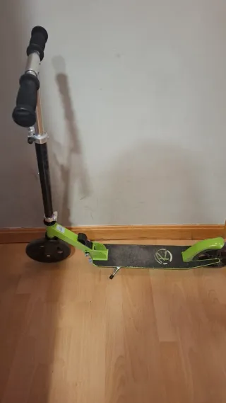 Patinete verde y negro