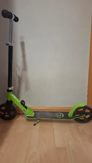 Patinete verde y negro